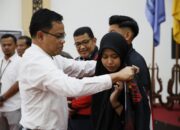 Rektor UNP Krismadinata Bersama Dispora Sumbar Lepas Kontingen Ikuti POMNAS XIX Tahun 2025