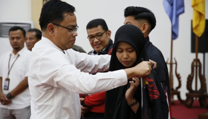 Rektor UNP Krismadinata Bersama Dispora Sumbar Lepas Kontingen Ikuti POMNAS XIX Tahun 2025