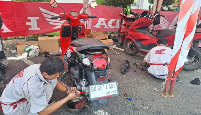 Fakultas Teknik UNP Bersama Honda Hayati Sumatera Barat Adakan Service Gratis Kendaraan Roda Dua Bagi Warga Terdampak Banjir