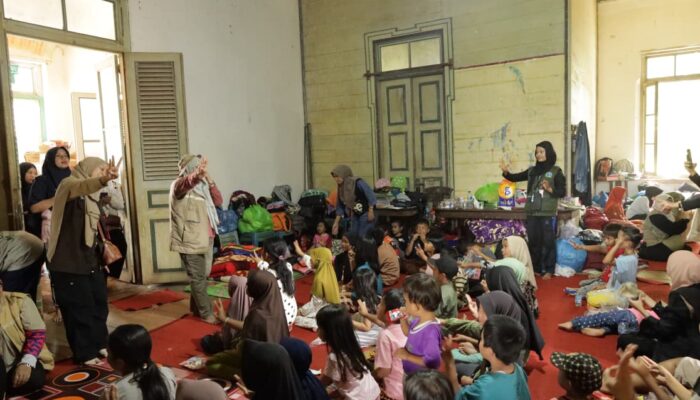 Tim Konseling Trauma Pasca Bencana UNP Turun Kelapangan Berikan Semangat Kepada Korban Banjir Bandang di Nagari Maninjau