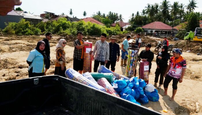 UNP Kembali Salurkan Bantuan Hasil Kerjasama BTN Kepada Warga Terdampak Banjir