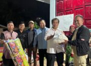 Wakil Rektor UNP Serahkan Bantuan 50 Paket Sembako dan Tikar Plastik di Nagari Koto Sani Kab. Solok