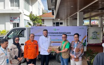 Walikota Padang Terima Bantuan Dari PT Pegadaian Area Padang Untuk Korban Bencana Hidrometeorologi