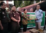 Kejari Solok Salurkan Bantuan Logistik untuk Korban Bencana Hidrometeorologi Kabupaten Solok