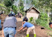 Sambil Gotong Royong Wabup Candra Berdialog Dengan Warga yang Terdampak Banjir Bandang