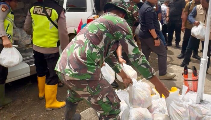 Andre Rosiade Serahkan 250 Paket Sembako untuk Korban Galodo di Malalak