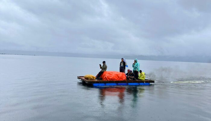 Akses Darat Terputus, UNP Kirim Bantuan Lewat Jalur Air Gunakan Ponton ke Sungai Batang Maninjau