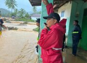 Puluhan Warga Batu Busuk Terjebak Banjir, Evi Yandri Bantu Evakuasi
