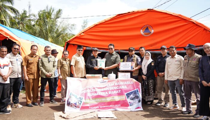 Bawaslu Salurkan Bantuan Sosial untuk Korban Bencana di Sumatera Barat