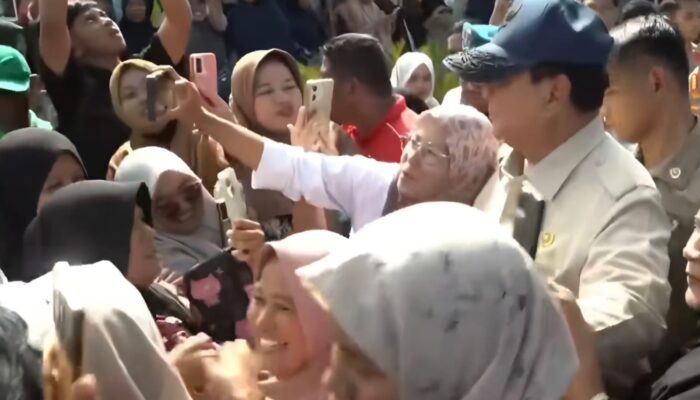 Kunjungi Palambayan, Anak-anak Korban Banjir Bandang Berebut Salami Prabowo