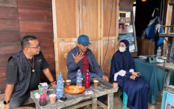 Wartawan Adrian Tuswandi, penulis dan Wulan, guru SD di Aceh Tamiang, Ahad (28/12)
