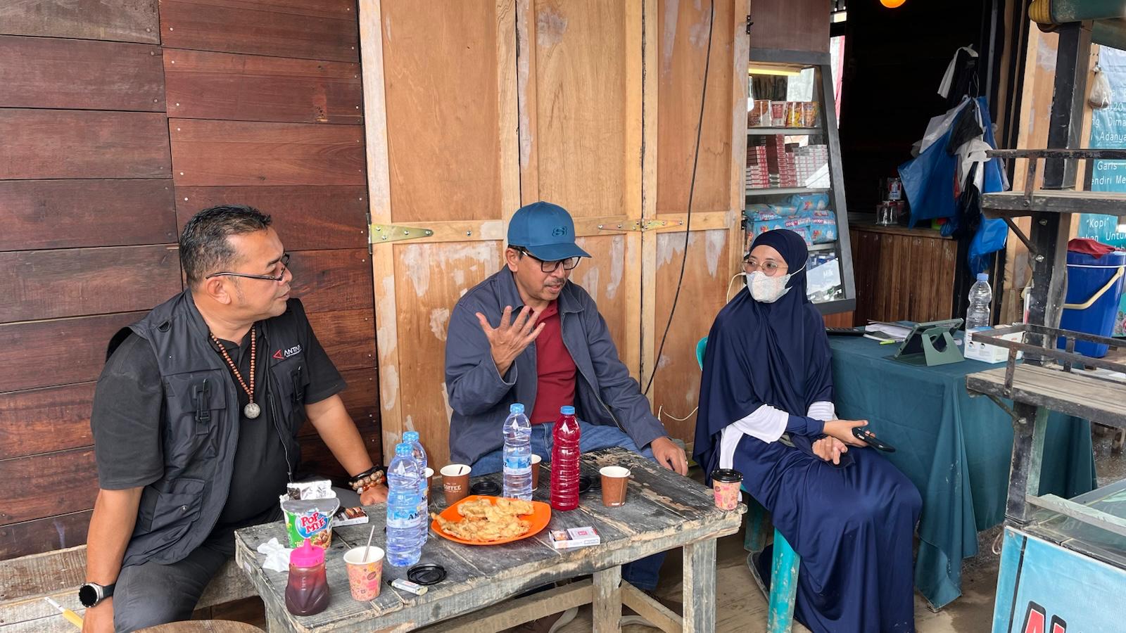 Wartawan Adrian Tuswandi, penulis dan Wulan, guru SD di Aceh Tamiang, Ahad (28/12)