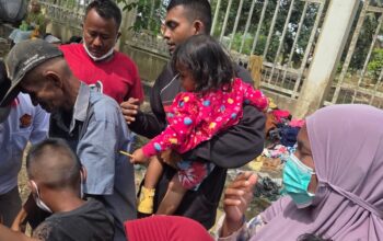 Anak-anak Tamiang Menyapa di Tepi Jalan