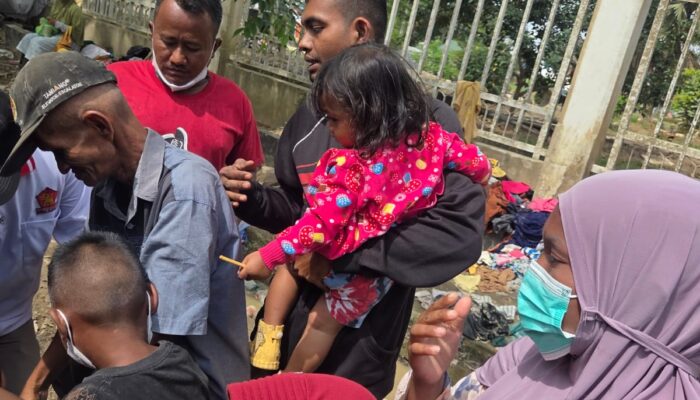 Anak-anak Tamiang Menyapa di Tepi Jalan