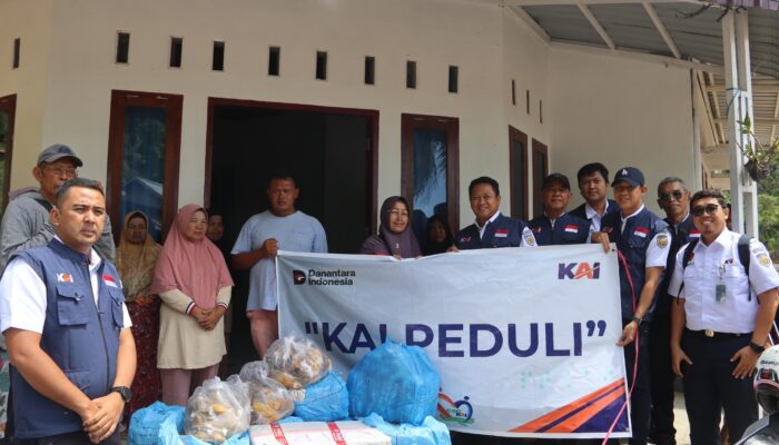 KAI Divre II Sumbar Salurkan Bantuan bagi Masyarakat Nanggalo dan Batu Busuk yang Terdampak Banjir