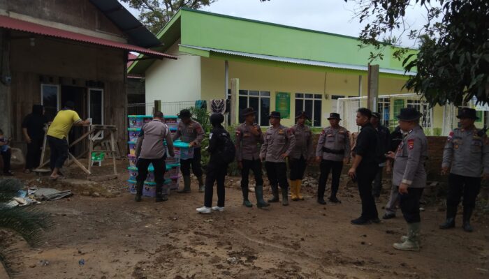 Awak Media Apresiasi Langkah Cepat Polda Sumbar Salurkan Bantuan kepada Insan Pers Terdampak Banjir Bandang