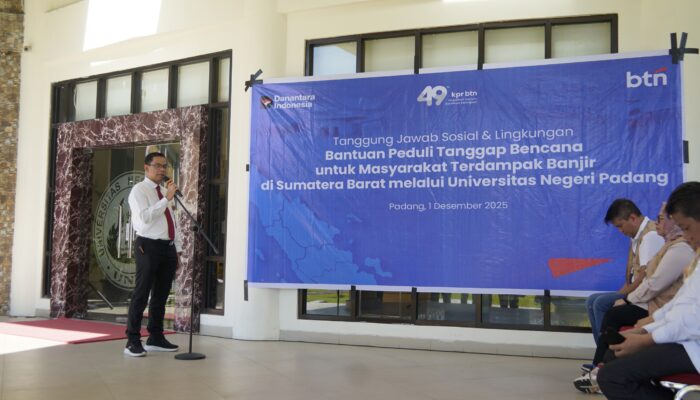 Sigap Bencana Rektor UNP Terima Bantuan Dari BTN Untuk Korban Banjir Bandang di Sumbar