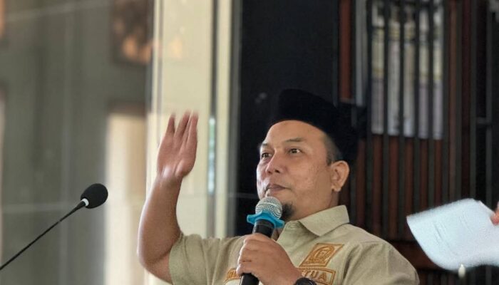 Ketua DPRD Kota Padang Muharlion Minta Dinas PUPR Untuk Segara Menangani Jalan Rusak Segera