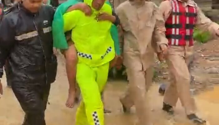 Puluhan Warga Pasar Lalang Gowo Termasuk Lansia Dievakuasi Polisi Akibat Banjir Sungai Batang Kuranji