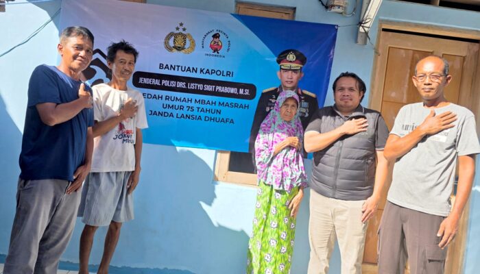 Kado Spesial Natal, Kapolri Bedah Rumah Mbah Marsah Lansia Dhuafa 75 Tahun