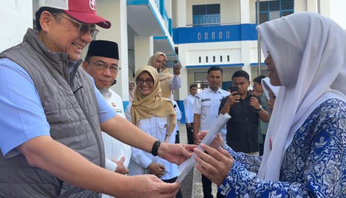 Irman Gusman Salurkan PIP Rp1,2 Miliar untuk 2.008 Siswa SD hingga SMK di Sumbar