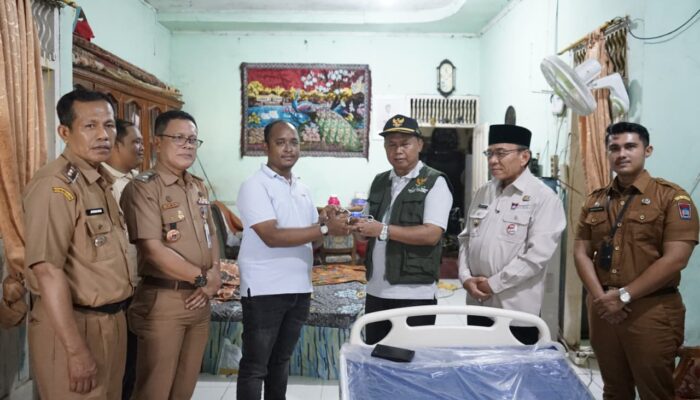 Wakil Walikota Maigus Nasir Serahkan Bantuan Dari BAZNAS Kota Padang kepada Warga Lanjut Usia di Perupuk Tabiang