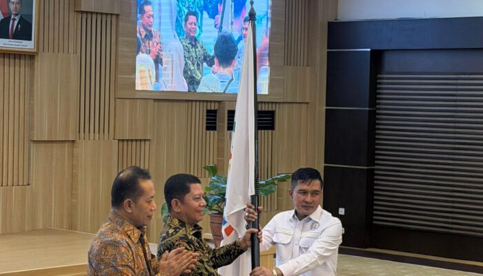 Menkop Lantik Ekos Albar sebagai Ketum IKA Ikopin