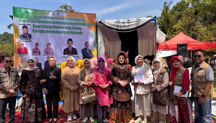 IKA UNAND Dampingi Pembangunan Hunsela di Talang Batu Busuak, Wali Kota Padang Serahkan Kunci untuk 11 KK