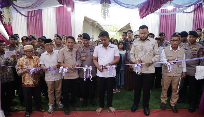 Vasko Ruseimy dan Evi Yandri Rajo Budiman Serahkan Huntara Mandiri ke Pemko Padang