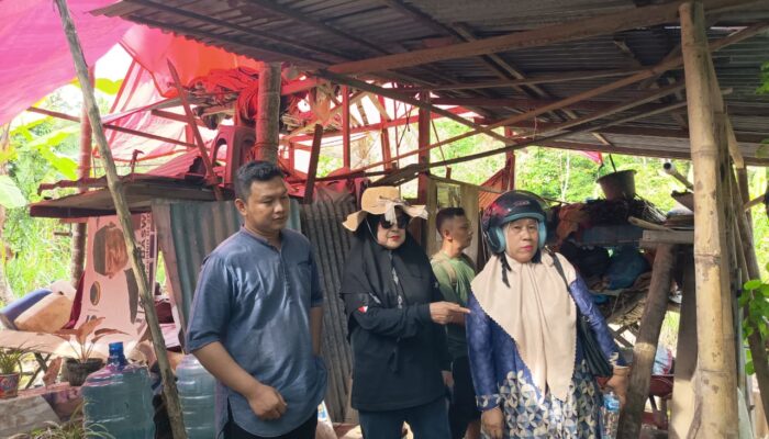 Beratap Terpal dan Lantai Tanah, Endarmy Perjuangkan Bedah Rumah Maryunis di Pariaman