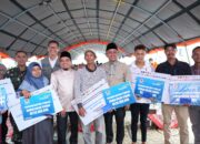 Pemkab Solok Serahkan Bantuan Bencana Hidrometeorologi Kepada Masyarakat Terdampak