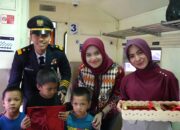 Semarak Imlek 2577 Kongzili, KAI Divre II Sumbar Apresiasi Pelanggan dengan Souvenir dan Nuansa Kebahagiaan di Stasiun serta Kereta