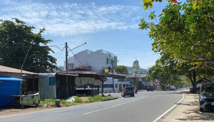 Singgah di Pantai Padang, Mobil Pengunjung Dilempari Batu Usai Berselisih dengan Juru Parkir