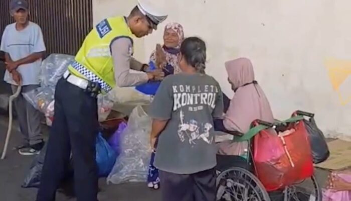 Ditlantas Polda Sumbar Tebar Kepedulian, Ratusan Takjil Dibagikan Saat Patroli Ramadan di Padang
