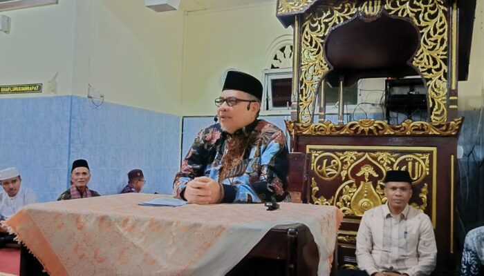 Safari Ramadan di Solok, Ketua DPRD Sumbar Muhidi Serahkan Bantuan dan Informasikan Program Vokasi bagi Pemuda