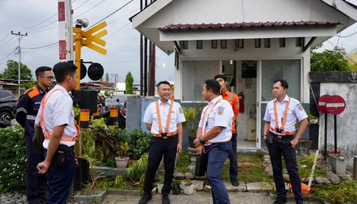 Pastikan Keselamatan Angkutan Lebaran, Direksi KAI Tinjau Jalur Rel di Sumbar