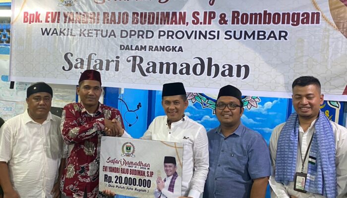 Wakil Ketua DPRD Sumbar Evi Yandri Rajo Budiman Serahkan Bantuan 20jt Untuk Mushola Nur Ishlah