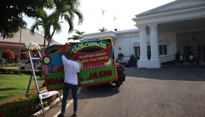 Batal Dilantik Papan Bunga Ucapan Selamat KPID Disingkirkan Petugas