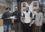 Sekretaris DPRD Sumbar Maifrizon Serahkan Santunan untuk Anak Yatim