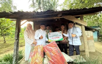 Peduli Warga Kurang Mampu, Bupati Solok Serahkan Bantuan Bedah Rumah di Taruang-Taruang