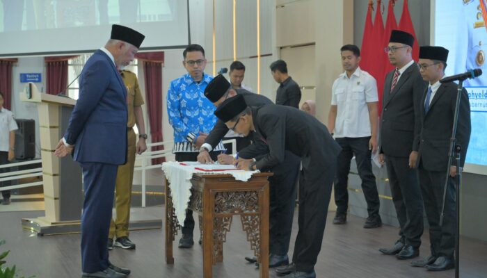 Gubernur Mahyeldi Lantik Komisioner KPID Sumbar Periode 2026–2029
