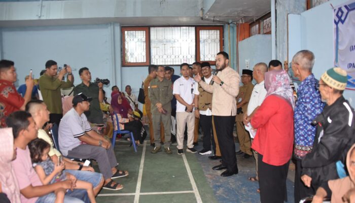 Walikota Padang Serahkan Bantuan dari Presiden RI Kepada Warga Terdampak Bencana Hidrometeorologi