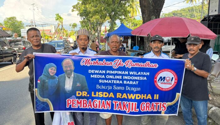 Lisda Hendrajoni Bagi Takjil di Kota Padang