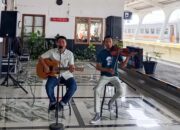 Menunggu Kereta Jadi Lebih Hangat, KAI Sumbar Hadirkan Musik Live di Stasiun Padang