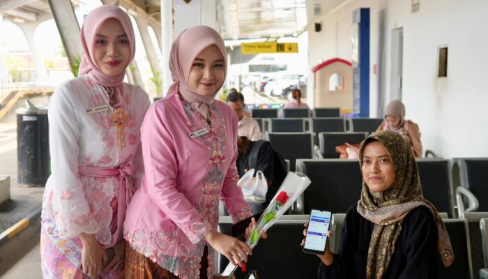 Sapa Kartini, KAI Divre II Sumbar Beri Apresiasi kepada Penumpang Perempuan