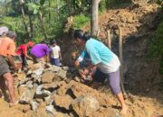 Di Balik Jalan TMMD Krangean, Ada Tangan-Tangan Perempuan yang Turut Menguatkan