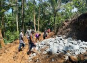 Dari Bukit ke Jalan Desa, Gotong Royong Warga Krangean Ubah Batu Jadi Harapan
