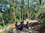 Di Bawah Pohon Rindang, TNI dan Warga Krangean Rajut Kebersamaan di Sela TMMD