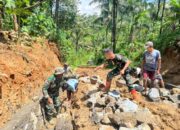 Dalam Satu Irama, TNI dan Warga Krangean Bangun Pondasi Jalan TMMD 