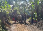 Medan Berlumpur Tak Surutkan Semangat TMMD Bangun Jalan di Krangean